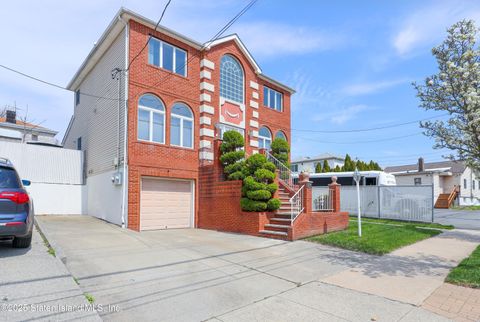 Photo of 5775 Hylan Boulevard, Staten Island, NY 10309 (MLS # 2600972)