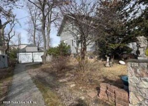 Photo of 320 Sprague Avenue, Staten Island, NY 10307 (MLS # 2505110)