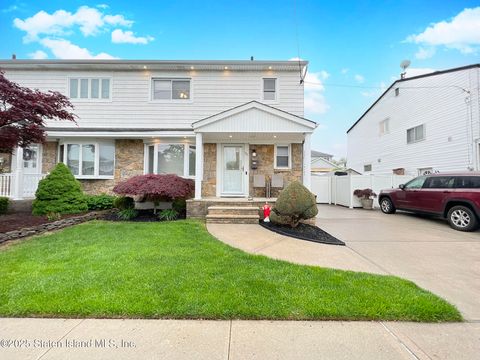 Photo of 90 Scranton Avenue, Staten Island, NY 10312 (MLS # 2502479)