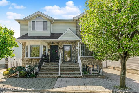Photo of 40 Seguine Loop, Staten Island, NY 10309 (MLS # 2602126)