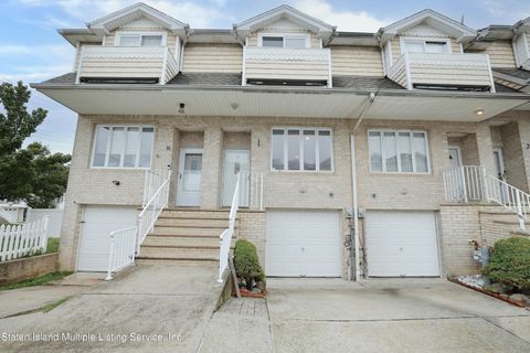 Photo of 18 Navigator Court, Staten Island, NY 10309 (MLS # 1164900)