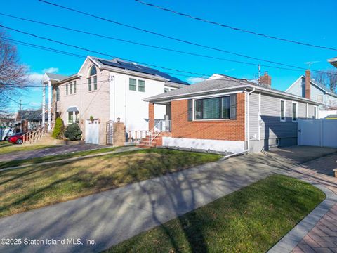 Photo of 133 Byrne Avenue, Staten Island, NY 10314 (MLS # 2507091)