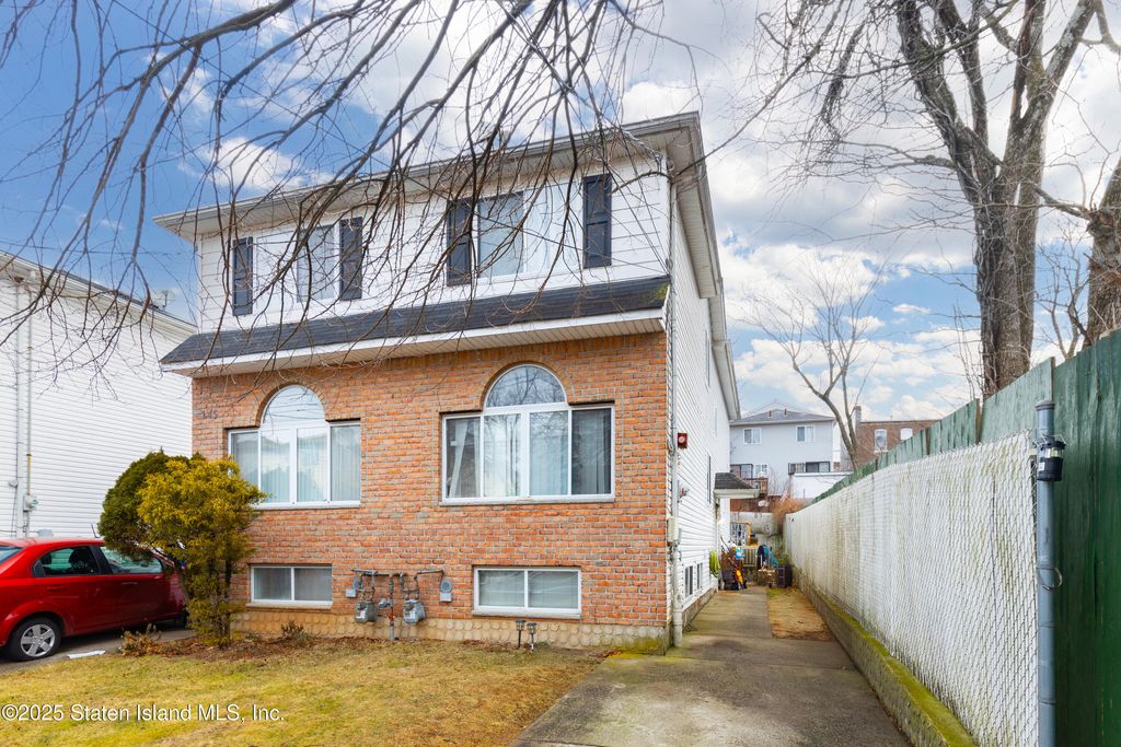 Photo of 147 Roosevelt Avenue, Staten Island, NY 10314 (MLS # 2500328)