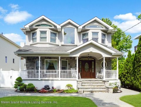 Photo of 30 Summit Avenue, Staten Island, NY 10306 (MLS # 1159832)