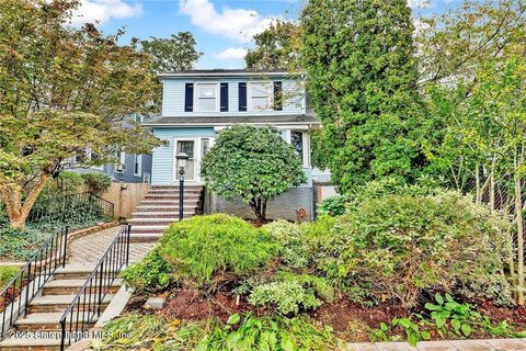 Photo of 30 E Buchanan Street, Staten Island, NY 10301 (MLS # 2506295)