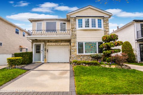 Photo of 137 Laredo Avenue, Staten Island, NY 10312 (MLS # 2601676)