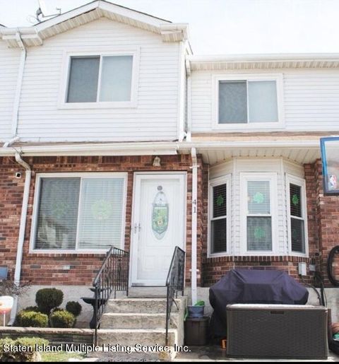 Photo of 41 Country Drive W, Staten Island, NY 10314 (MLS # 1165261)
