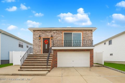 Photo of 28 Drumgoole Road E, Staten Island, NY 10312 (MLS # 2600087)