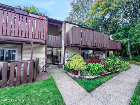Photo of 264 Timber Ridge Drive, Staten Island, NY 10306 (MLS # 2506275)