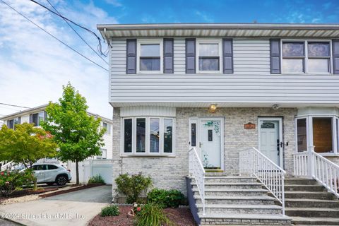 Photo of 16 Vanessa Lane, Staten Island, NY 10312 (MLS # 2404171)