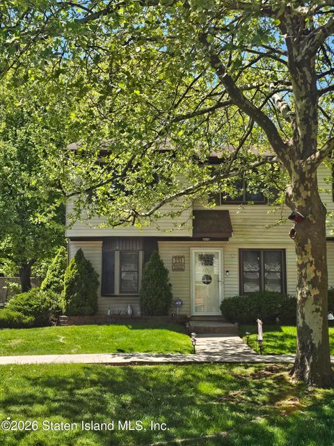 Photo of 131 Huguenot Avenue, Staten Island, NY 10312 (MLS # 2602284)