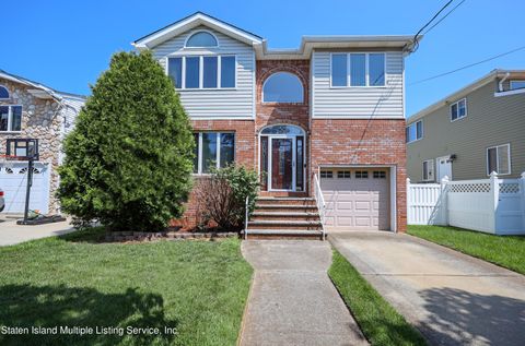 Photo of 239 Mcbaine Avenue, Staten Island, NY 10309 (MLS # 1163010)