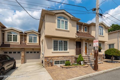 Photo of 45 Peachtree Lane, Staten Island, NY 10309 (MLS # 2404447)