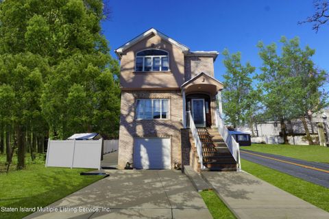 Photo of 614 Page Avenue, Staten Island, NY 10307 (MLS # 2400870)