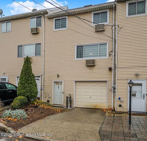 Photo of 121 Clark Lane, Staten Island, NY 10304 (MLS # 2506961)