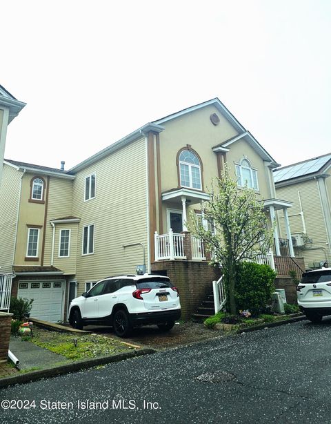 Photo of 56 Erika Loop, Staten Island, NY 10312 (MLS # 2403137)