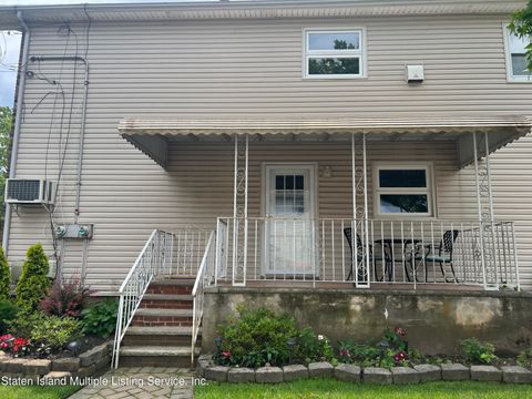 Photo of 204 Bay Terrace, Staten Island, NY 10306 (MLS # 1162600)