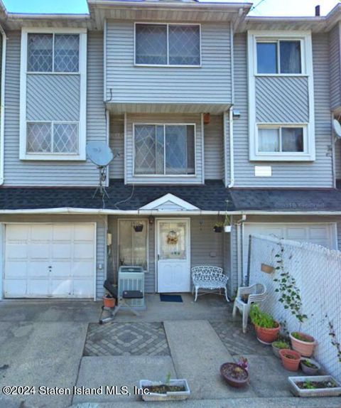 Photo of 17 Tony Court, Staten Island, NY 10305 (MLS # 2406012)