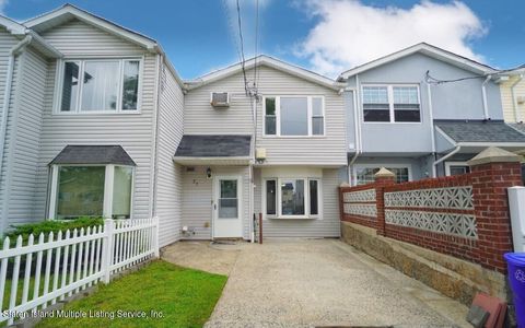 Photo of 27 Mc Cormick Place, Staten Island, NY 10305 (MLS # 1164665)
