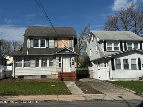 Photo of 668 Bard Avenue, Staten Island, NY 10310 (MLS # 2601768)