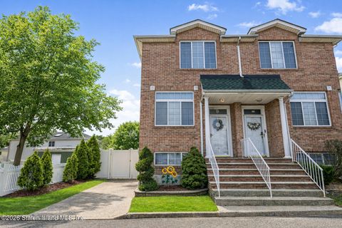 Photo of 10 Dunhill Lane, Staten Island, NY 10309 (MLS # 2601346)