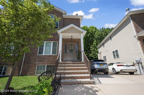 Photo of 132 El Camino Loop #1, Staten Island, NY 10309 (MLS # 2405190)
