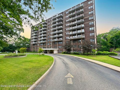 Condominium in Staten Island NY 1100 Clove Road.jpg