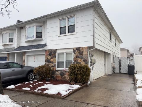 Photo of 41 Yucca Drive, Staten Island, NY 10312 (MLS # 2500781)