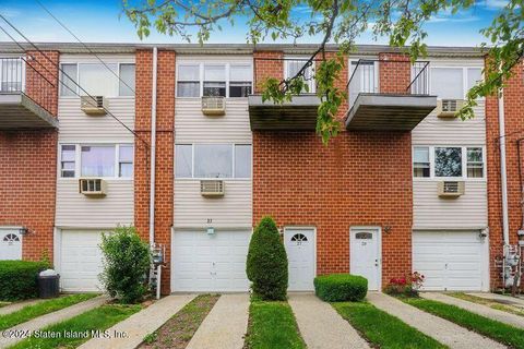 Photo of 27 Francine Court, Staten Island, NY 10306 (MLS # 2403192)
