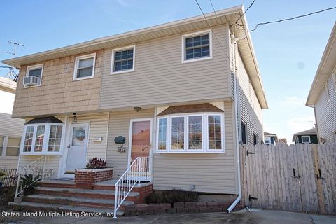 Photo of 316 Sanilac Street, Staten Island, NY 10306 (MLS # 1165475)
