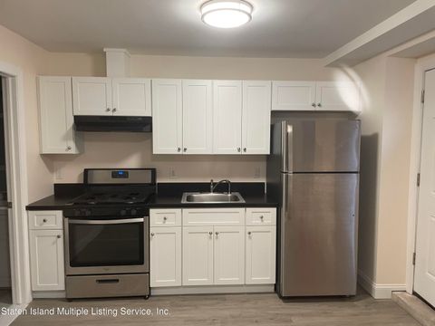 Photo of 66 Oswald Place, Staten Island, NY 10309 (MLS # 1161572)