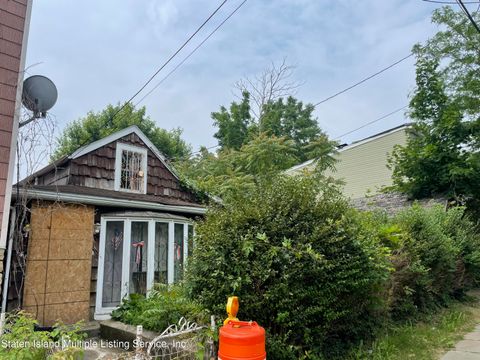 Photo of 46 Laurel Avenue, Staten Island, NY 10304 (MLS # 2400813)
