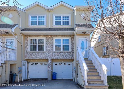 Photo of 131 Dartmouth Loop, Staten Island, NY 10306 (MLS # 2401170)