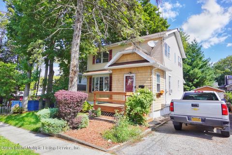 Photo of 547 Metropolitan Avenue, Staten Island, NY 10301 (MLS # 1157750)