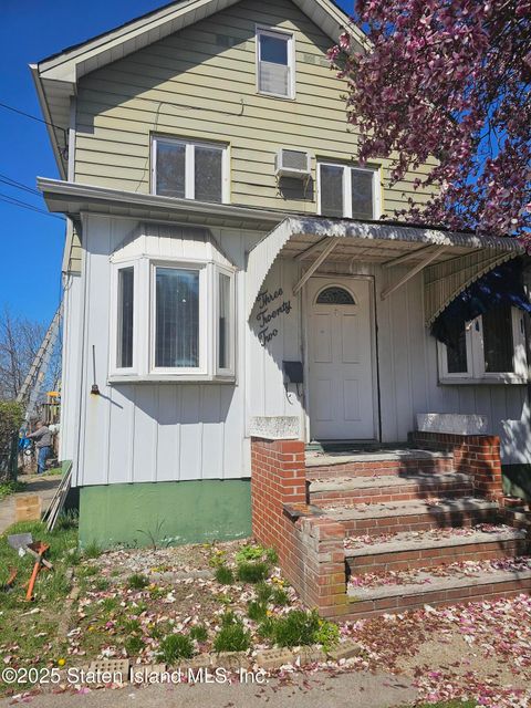Photo of 322 Morningstar Road, Staten Island, NY 10303 (MLS # 2502188)