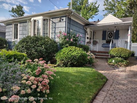 Photo of 364 Armstrong Avenue, Staten Island, NY 10308 (MLS # 1165980)