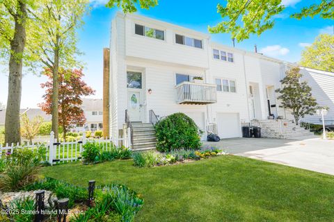 Photo of 40 Kyle Court, Staten Island, NY 10312 (MLS # 2502724)
