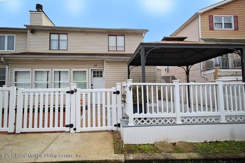 Photo of 44 Ada Drive, Staten Island, NY 10314 (MLS # 1160138)