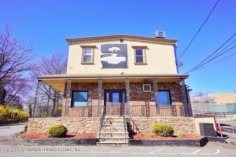 Photo of 35 Androvette Street, Staten Island, NY 10309 (MLS # 1161102)