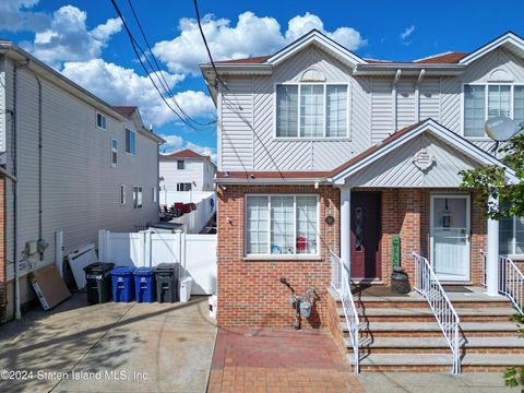 Photo of 35 Beresford Avenue, Staten Island, NY 10314 (MLS # 2403057)