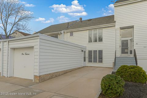 Photo of 112 Hampton Green Grn, Staten Island, NY 10312 (MLS # 2507049)