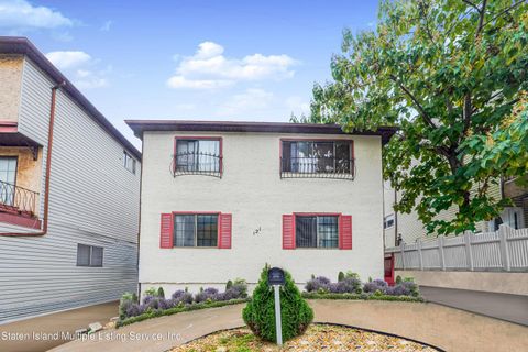 Photo of 121 Russek Drive, Staten Island, NY 10312 (MLS # 1164788)