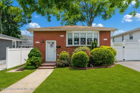 Homes For Sale - 270 Woods Of Arden Road<br/> Staten Island, NY 10312