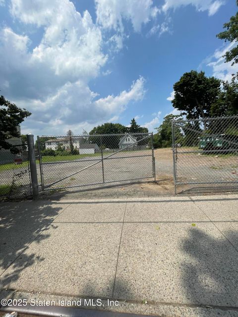 Photo of 1001 Castleton Avenue, Staten Island, NY 10310 (MLS # 2506500)