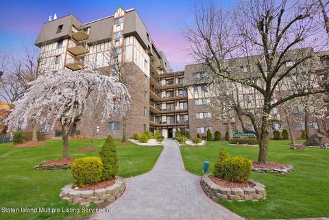 Photo of 2 Elmwood Park Drive #518, Staten Island, NY 10314 (MLS # 1161116)