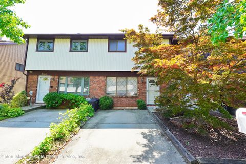Photo of 166 Rolling Hill Green, Staten Island, NY 10312 (MLS # 1163656)