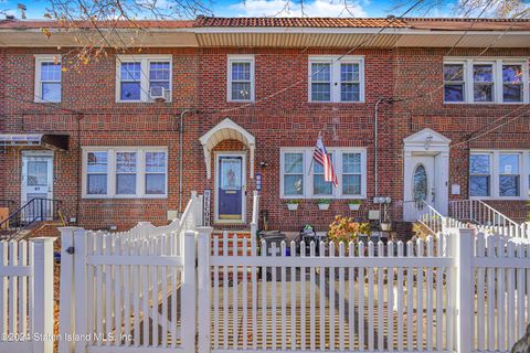 Photo of 39 Hylan Place, Staten Island, NY 10306 (MLS # 2406943)