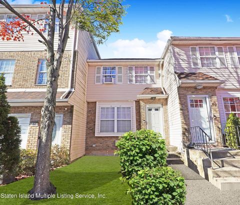 Photo of 66 Deborah Loop, Staten Island, NY 10312 (MLS # 1165572)