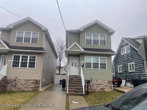 Photo of 102 Maple Parkway, Staten Island, NY 10303 (MLS # 2400598)