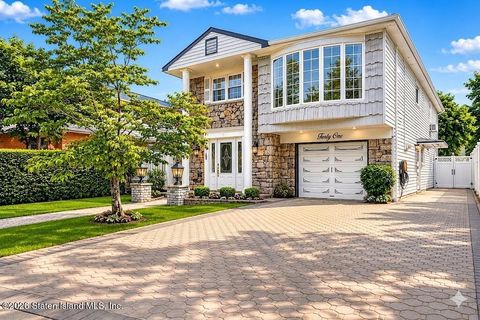 Photo of 41 Sleepy Hollow Road, Staten Island, NY 10314 (MLS # 2603003)